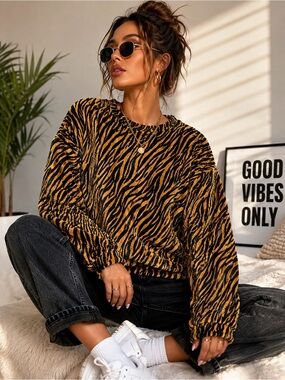 Carisma Tiger Print Plush Fleece Pullover Sweater Medium | Cozy Animal Print Top